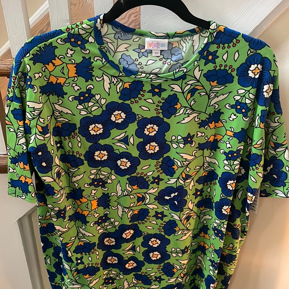 LuLaRoe Irma Top. BNWT. Flowers!